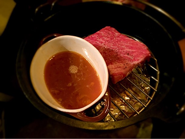 ダッチオーブンで作る黒毛和牛もも肉の瞬間燻製 1,296円