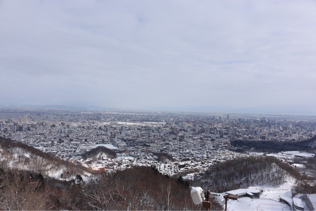 展望台から見える雪化粧された北海道の町並み