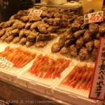[Å] 金沢で鮮魚を食べるなら近江町市場が最高！真牡蠣・ボタン海老・ウニ食べ歩き