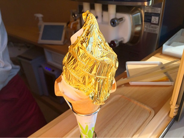 金の輝きを放つ金箔ソフトクリームの完成！