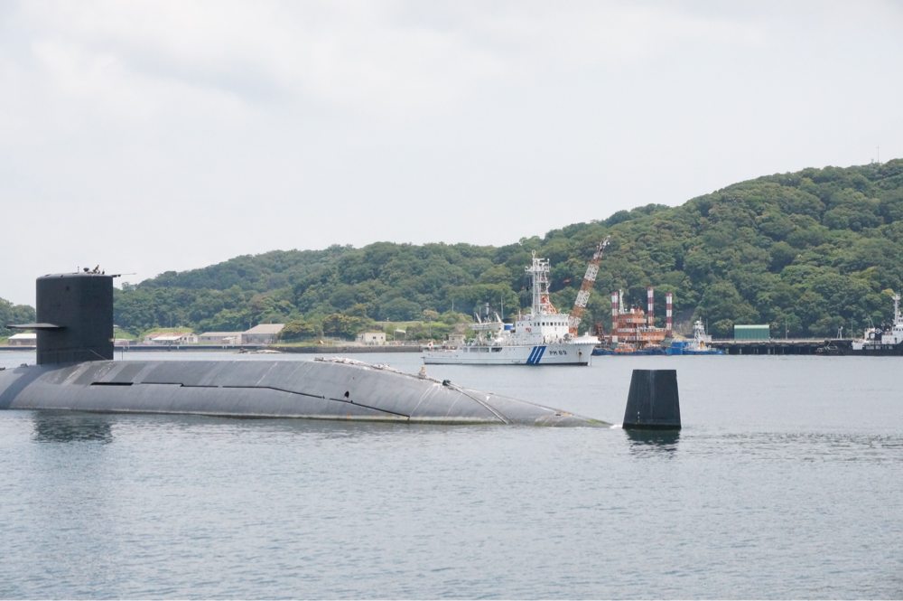 潜水艦と船のコラボ
