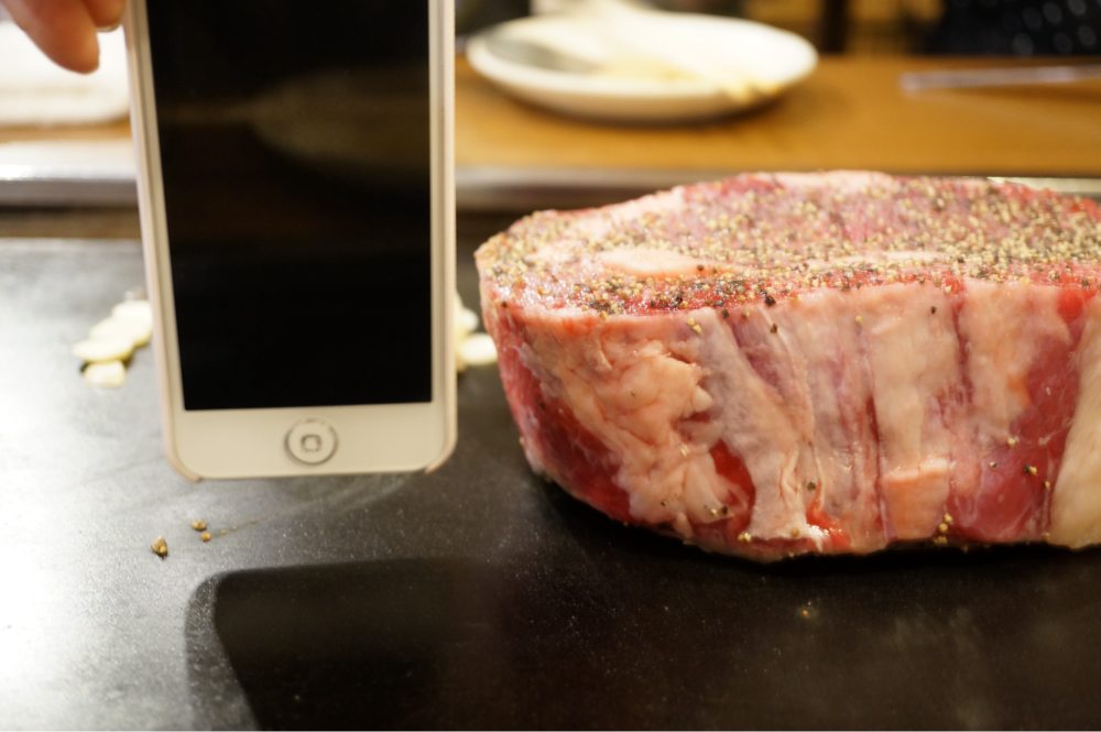 iPhoneとお肉のサイズ比較