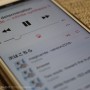 [Å] iPhone ミュージックアプリの「ランダム再生」を通常再生に戻す方法