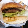 [Å] バーガー専門店「フェローズ」は開店前から行列！超ビッグ、肉の力強さが最強のハンバーガー